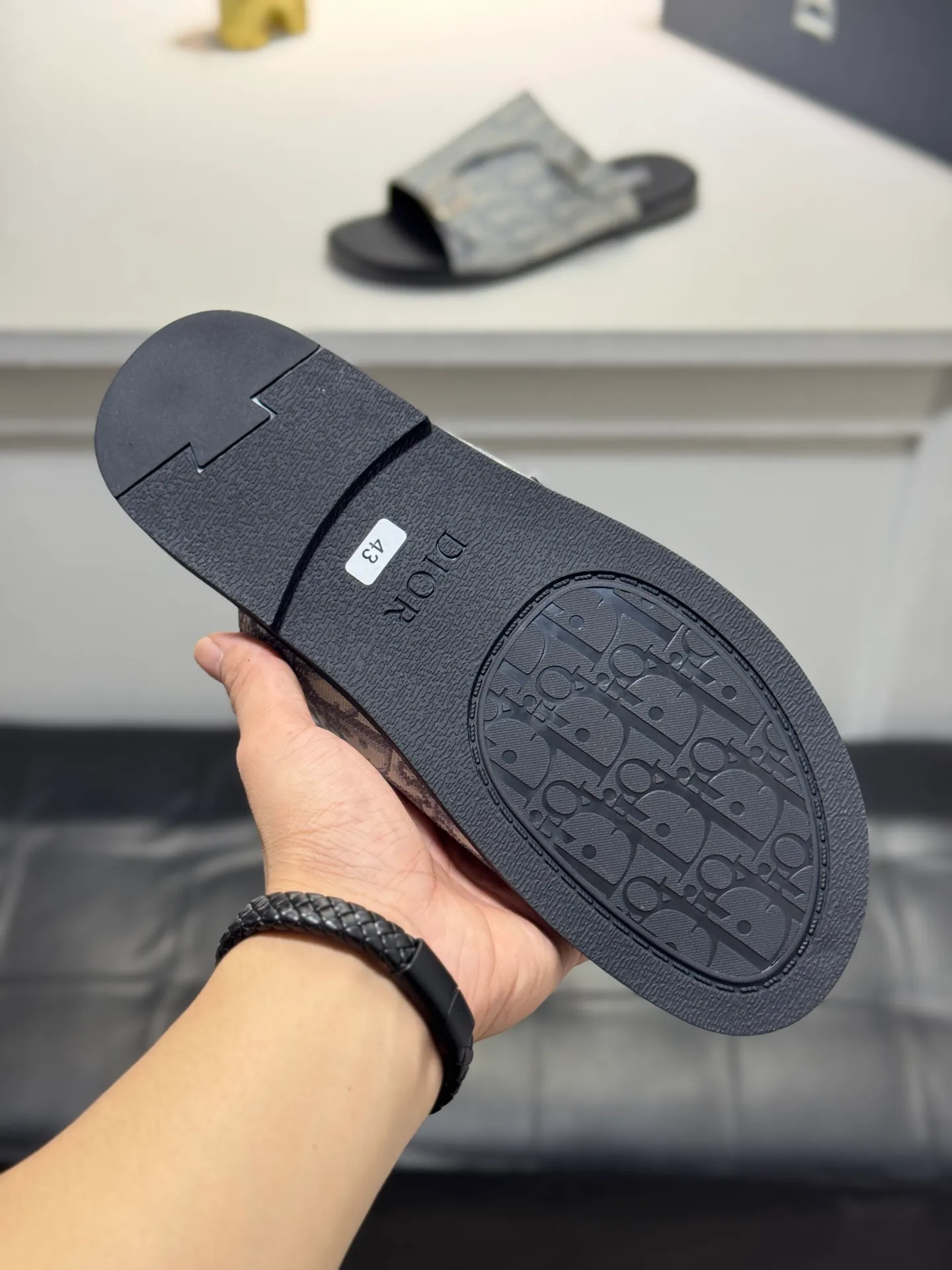 Men's men's shoes 💰320 [New style] 🦇🦇𝐂𝐡𝐫𝐢𝐬𝐭𝐢𝐚𝐧 𝐃𝐢𝐨𝐫 Dior slippers - the latest hot sandals, classic sandals, original replicas, super durable and versatile, cowhide leather with hardware accessories, very comfortable on the feet Look slim and white. Original molded outsole size: 38-44 (.45. Customized